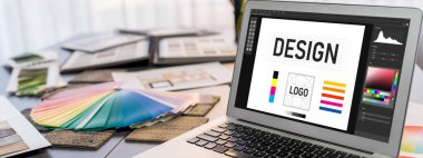 İç tasarımcı çalışma masası ve dizüstü bilgisayar ekranında renk seçimi için renkli kumaş kumaşlar ve ortam malzemesi içeren mimari yazılım. Modern iç tasarım ofisi. İçgörü