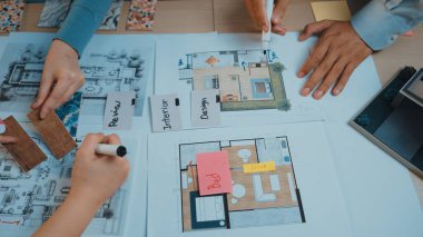 İç tasarım planları üzerinde birlikte çalışan, renkli notlar ve örnekler içeren, yaratıcı işbirliğini göstermek için mükemmel dinamik bir sahne. SACTR