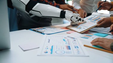 Modern bir ofiste insan işbirliğini tasvir eden dinamik bir sahne, veri analizi ve yenilikçi strateji gelişimine odaklandı. Noogenesis