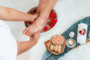 Kadınlar lüks spa salonlarında keyifli ayak masajlarına devam ederken, masör de hafif gün ışığı atmosferinde refleksoloji terapisi veya otel ayak spa 'sında. Sessiz.