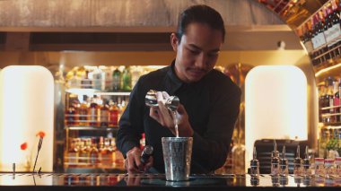 Asyalı barmenin karışık kokteyl likörünü likör karışımına katması, özel reklamı yaratıcı, canlandırıcı, bar lüksünde canlandırıcı bir vitrin haline getiriyor. Vinosity.