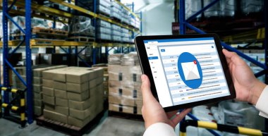 Bilgisayar ekranında rahatça görünen e-posta bildirim iletisi. Dijital pazarlama iletisi bilgi metni iş dünyasından müşteriye