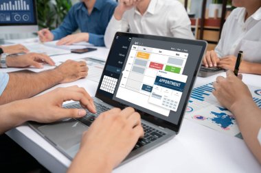 İnternet sitesinde canlı eleştiriler için çevrimiçi aplikasyon rezervasyon takvimi