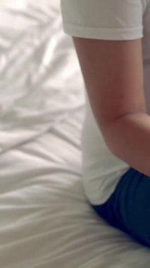 Hamile bir kadın, çocuğuna bakarken yatak odasında yoga egzersizi yapıyor. Hamile karnında bebek tutan mutlu, genç bir anne. Doğum öncesi bakım ve hamilelik.