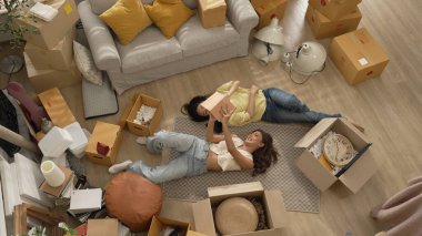 Genç bayan işyeri sahibi dükkanda dikilirken elinde karton tutuyordu. Teslimat ya da nakliye işlemleri için hazırlık yaparken paket ve kutu taşıyan çekici, mutlu girişimci. Myrmidon.