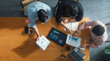 Yönetici, toplantı odasındaki meslektaşlarına mali grafiği açıklar. Farklı pazarlama ekibinin tabletle masada otururken fikir ve planlama stratejisini en üst düzeyde paylaşması. Cemaat.