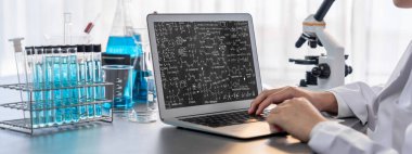 Bilgisayar ekranında bilim ve eğitim kavramını gösteren matematiksel denklemler ve canlı formül
