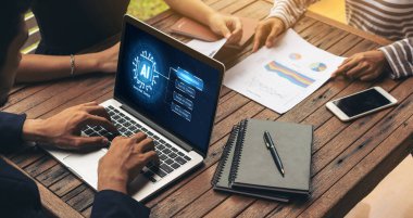 Yapay zeka teknolojisini çalıştırmak için komut mühendisi ve kullanıcı kolaylığı için üretici yapay zeka yardımcı araçları insanların yapay zeka işlevlerini teşvik ederek yapay zekayı çalıştırmalarına yardımcı olur