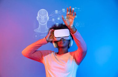 Bir kadın, pazarlamada üretken yapay zeka ve analitiği gösteren gelişmiş veri görselleştirmeleri ile etkileşime giren sanal gerçeklik kulaklığı takar. XDMCP