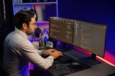 İki pc ekranda veri yazılım geliştirme analizi yapan akıllı bilişim geliştiricisi, neon ışıklı siber ofiste güncellenmiş uygulama programı güncellenmiş online web sayfası sistemi yaratıyor. Tahmin et..