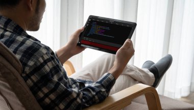 Model uygulama ve program kodlaması için bilgisayar ekranında yazılım geliştirme programlama
