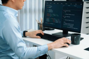 Çevrimiçi web sitesinin bilgisayar ekranında kodlama programı uygulamasına bakan akıllı bilişim geliştiricisi, modern ofisteki iş dünyası pazarında akıllı veritabanı geliştirme sistemini analiz ediyor. İnfobahn.