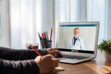 Hasta ile sanal görüşme için mod teletıp yazılım uygulaması tarafından çevrimiçi doktor görüntüsü çağrısı