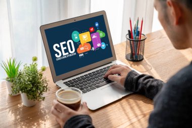 Model e-ticaret için SEO arama motoru optimizasyonu ve bilgisayar ekranında gösterilen çevrimiçi perakende işi