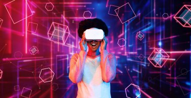 Çevresindeki geometrik şekle bakan kız metaevrende yüzüyor. Sanal dünyaya erişen mutlu genç ya da oyuncu VR kulaklık ve artırılmış gerçeklik teknolojisi kullanıyor. Teknoloji yeniliği. Yaratıcılık.