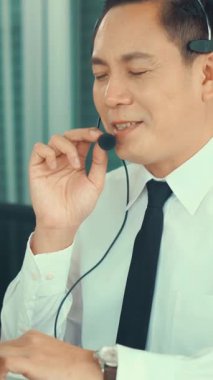 Ofiste çalışan kulaklık takan iş adamları. Arama merkezi, tele pazarlama, müşteri destek acentesi telefon görüşmesinde hizmet sunar.