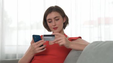 Kadın alışverişi ya da internet pazarında online ödeme modern yaşam tarzı için satış öğeleri arama ve prim siber güvenlik yazılımı tarafından korunan cüzdan çevrimiçi ödeme için kredi kartı kullanma