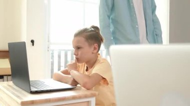 Kafkasyalı öğretmen Asyalı öğrenci kodlama mühendisliğine yardım ederken çeşitli öğrenciler yapay zeka yazılımı kullanıyor. Zeki, mutlu, çekici çocuklar, oturma ve programlama sistemi. Eğitim. Pedagoji.