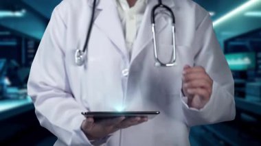 Doktorun bütün vücudunu gösterge paneline dayayıp laboratuarda teşhis belirtilerini göstermesine yakın çekim. İnsan anatomisini inceleyen ve inceleyen profesyonel bir tıp çalışanı. Teknoloji. İyileştirici.