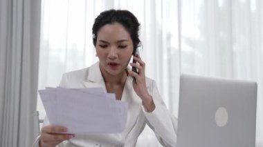 Borç ve ekonomik zorluklardan bunalmış, stresli bir iş kadını telefona sarılıp banka ya da üniversitelerle sözleşme imzaladı. İflas riskiyle birlikte gecikmiş fatura bildirimi. Canlılık