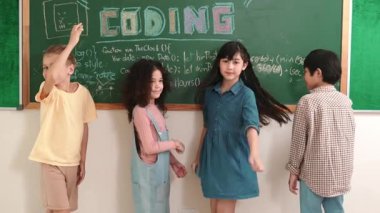 Çeşitli öğrenci yazma kurulu kodlama mühendisliği kodları ve programlama sistemi hakkında yapay zeka komut üretmek ve kameraya özgüvenle bakmak için geri dönmek. Çocuklar şifreyi öğreniyor. Pedagoji.