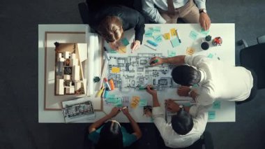 Proje yöneticisi ya da inşaat mühendisinin planlama ve planlama binasında yazışmalarının üst düzey görüntüsü. Toplantı masasında birlikte çalışan mimarın belgeyle birlikte havadan görünüşü. Hizalama.