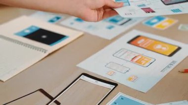 Mobil uygulama ya da web sitesi için kullanıcı arayüzü prototipi planlayan şirket çalışanlarının panorama videosu. UX UI tasarım beyin fırtınası kullanıcı dostu arayüz planı tasarlıyor. Sinerjik