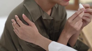 Destekleyici ve rahatlatıcı eller depresif hastayı neşelendiriyor ya da empati kurarak stres yapıyor. Psikolog, Vivancy Kliniği 'nde stresli ve üzgün bir hastaya güven veriyor..