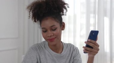 İnternet pazarından alışveriş yapan kadın modern yaşam tarzı için satış malzemeleri arıyor ve önemli siber güvenlik yazılımları tarafından korunan cüzdandan çevrimiçi ödeme için kredi kartı kullanıyor