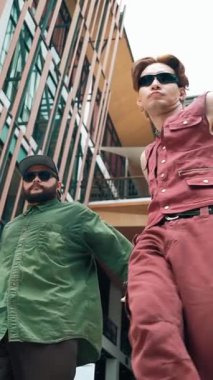 Asyalı hip-hop dansçı grubu dans takımıyla ayak adımları alıştırması yapıyor. Çekici hipster grubu alışveriş merkezinde ya da şehirde sokak dansı yapıyor. Düşük açı. Açık hava sporu 2024 hiphop..