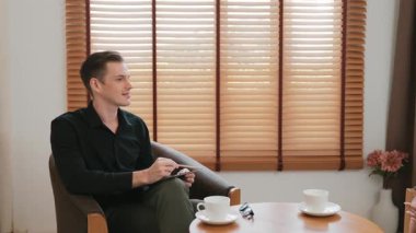 Psikolojik konsültasyon zihinsel problemde iyileşme kaydediyor, genç hasta terapi seansında, psikiyatrist de akıl hastalıkları konusunda tanı koyuyor. Zihinsel tedavi seansı. Düzenle