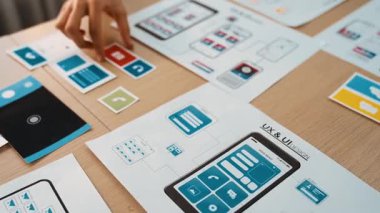 Mobil uygulama ya da web sitesi için kullanıcı arayüzü prototipi planlayan şirket çalışanlarının panorama videosu. UX UI tasarım beyin fırtınası kullanıcı dostu arayüz planı tasarlıyor. Sinerjik