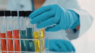 Laboratuvar araştırmacısı yeni bir ilaç geliştirir ya da tedavi eder. Laboratuvar tüpünde renkli kimyasal sıvı kullanır. Bilimsel veya kimya uzmanlığı ve laboratuvar ekipmanları ile sağlık hizmetlerinin teknolojik gelişimi. Katı.