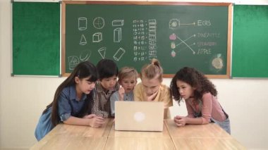 Üst düzey öğrenci dizüstü bilgisayara bakıyor ve kodlama mühendisliği kodunu ve yapay zeka üretmeyi öğreniyor. Beyin fırtınası yaparken ve yaratıcı plan yaparken yetenekli çocukların birlikte çalışması. Pedagoji.