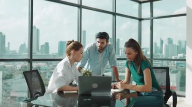 Yetenekli iş adamlarından oluşan bir grup pazarlama planı hakkında fikir paylaşıyor. Profesyonel iş ekibi birlikte çalışıyor, tartışıyorlar, toplantı masasında dizüstü bilgisayarla konuşuyorlar, şehir manzaralı belgeler hazırlıyorlar. İzleme