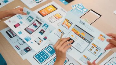 Mobil uygulama ya da web sitesi için kullanıcı arayüzü prototipi planlayan şirket çalışanlarının panorama videosu. UX UI tasarım beyin fırtınası kullanıcı dostu arayüz planı tasarlıyor. Sinerjik