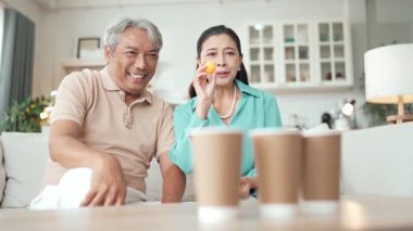Büyükanne topu fırlatırken, büyükbaba cam hazırlarken el ve göz konsantrasyonunu geliştirmek ve odaklanmayı arttırmak için masa fırlatma oyunu oynuyor. Sağlık hizmetleri. Myrmidon.