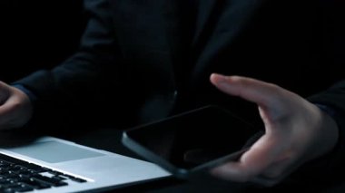 Verimli çalışma süreçleri için çevrimiçi belge dizinlerini yöneten iş adamı. Tüm önemli çevrimiçi belgelerinize kolayca güvenli ve hızlı bir şekilde erişim sağlayın. Kullanıcı Kimliği