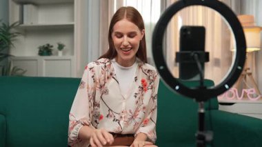 Kadın Etkilenen Vlog video görüntülerini canlı yayınlıyor Makyaj primi sosyal medya veya blog. Kozmetik stüdyosu ışıklandırmalı mutlu genç kız çevrimiçi pazarlama oturumu yayını için..