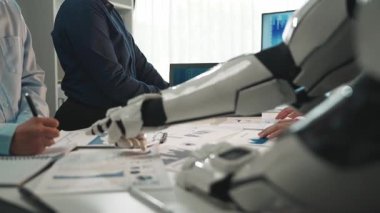 Yapay zeka teknolojisinin iş profesyonellerini stratejileri geliştirmede ve pazarlama planlarını optimize etmede desteklediği işbirlikçi bir çalışma alanı. Noogenesis Yapay Zeka