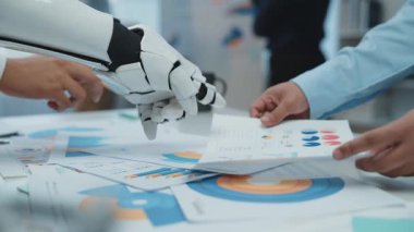 İş ekipleri yapay zeka destekli araçlardan faydalanıyor, piyasa görüşlerini inceliyor ve stratejik planlama oturumlarında işbirliğini geliştiriyor. Noogenesis Yapay Zeka