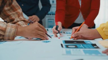 Profesyonellerden oluşan çeşitli bir ekip, notlar ve teknolojiyle beyin fırtınası yaparak yenilikçi fikirleri teşvik eden canlı bir ofis ortamında işbirliği yapıyor. SACTR