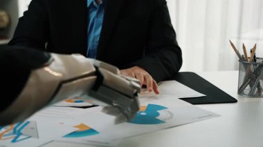 Yüksek teknolojili bir iş ortamı. Yapay zeka uzmanları finansal görüşleri geliştirmede ve kurumsal karar verme mekanizmasını geliştirmede profesyonelleri destekliyor. Noogenesis Yapay Zeka