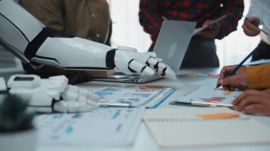 Sanal görüntülerle çevrili bir danışman, yapay zeka odaklı analitiklere nezaret ederek, kesici pazarlama yaklaşımları ve başarılı bir proje haritası oluşturulmasına olanak sağlıyor. Noogenesis Yapay Zeka