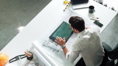 Kafkasyalı yetenekli, gevşemiş inşaat mühendisi mola zamanında elinde planla masada uzanıyor. Profesyonel mimar, dizüstü bilgisayar ve ekipman üzerinde çalıştıktan sonra uyuyor ve dinleniyor. Hizalama.