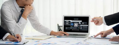 Yapay zeka teknolojisini çalıştırmak için komut mühendisi ve kullanıcı kolaylığı için üretici yapay zeka yardımcı araçları insanların yapay zeka hareketini teşvik ederek üretken yapay zeka fonksiyonları ile çalışmasına yardımcı olur