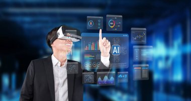 Sanal gerçeklik kulaklığı takan bir profesyonel dijital arayüzlerle etkileşime geçerek gelecekteki çalışma alanında yapay zeka ve veri analizi sergiliyor. XDMCP