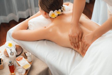 Kafkasyalı kadın müşteri stres önleyici spa masajının keyfini çıkarıyor ve lüks otel ya da oteldeki gündüz açık ortam güzellik salonunda güzellik teniyle eğleniyor. Sessiz.