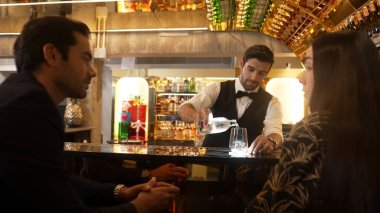 Lüks barlarda cin kokteyli ya da tonik servisi yapan zeki barmenlere odaklanmak, sıcak gece kulübünün arka planında VIP müşteri çiftiyle canlı sohbetler yapmak. Vinosity.