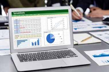 Hesap tablosu bilgi finansal başlangıç kavramı. Çevrimiçi analiz projesi için hesap tablosu belgelerinde veri ve grafikler